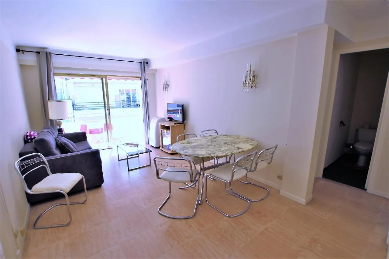 Cannes Located Behind The Martinez Hotel At 50 Meters To The Croisette 0*,  フランス